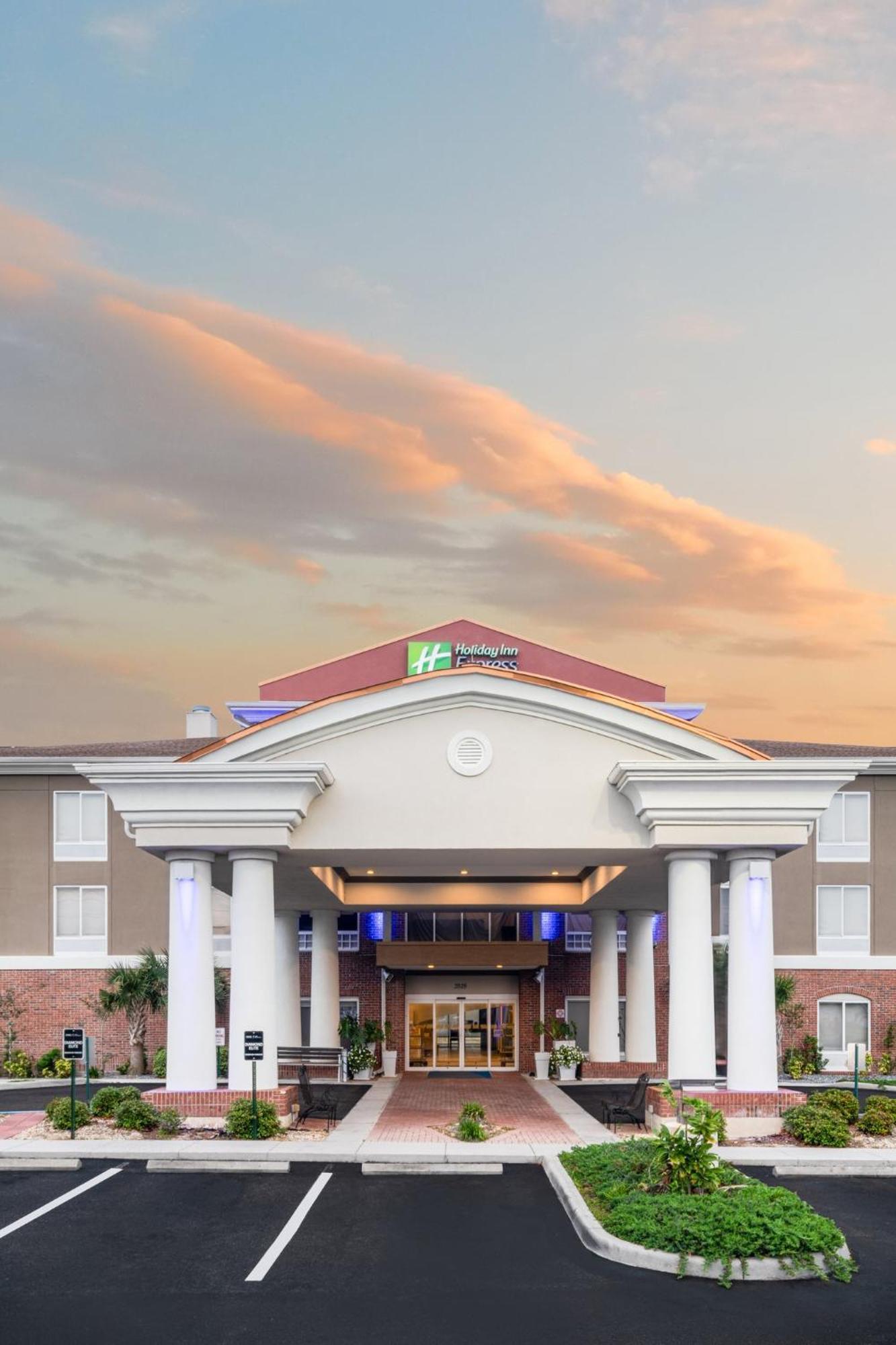 Holiday Inn Express - Spring Hill By Ihg Екстериор снимка