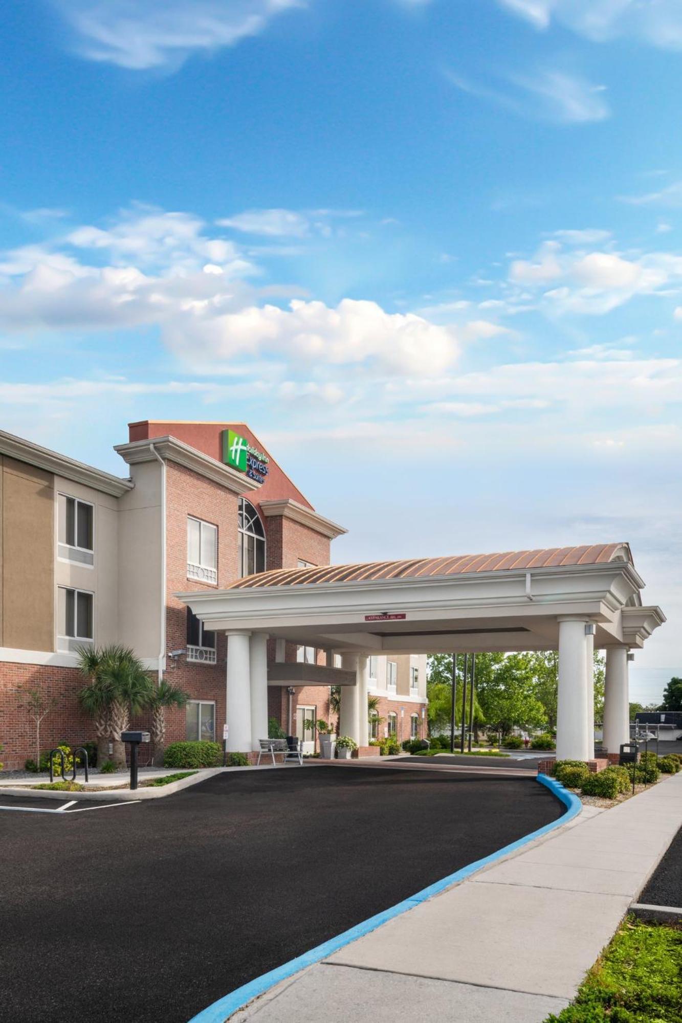 Holiday Inn Express - Spring Hill By Ihg Екстериор снимка